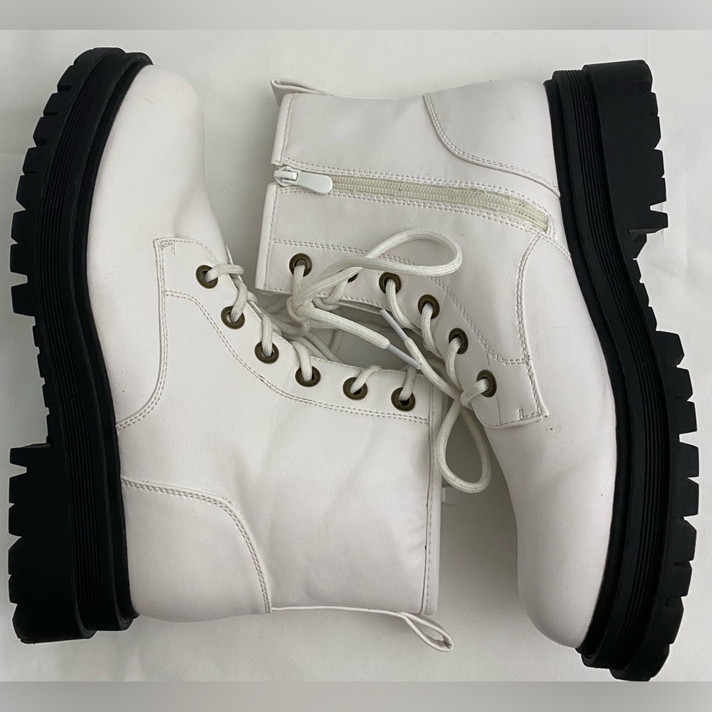 Dream Pairs Lace Up Ankle Combat Boots
Size 9